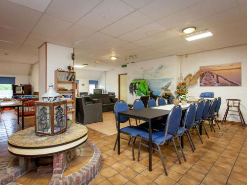霍尔沃德Authentic holiday home in North Friesland的一间带桌椅的用餐室