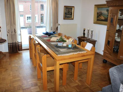 SpaubeekDreamy Holiday Home in Sweikhuizen的一间带木桌和椅子的用餐室