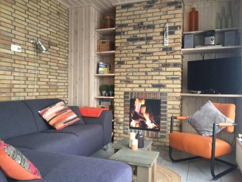 巴勒姆Secluded Holiday Home in Ballum Frisian Islands的带沙发和壁炉的客厅