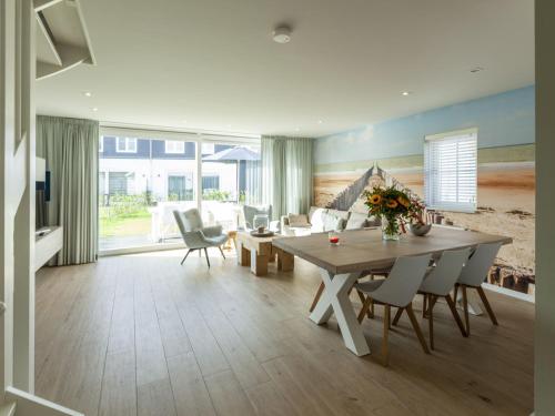 卡德赞德Luxurious villa a 5 minute walk from beach的客厅配有桌椅和沙发