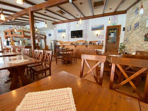 普雷代亚尔帕苏克拉布策图鲁旅馆的一间设有木桌和椅子的餐厅