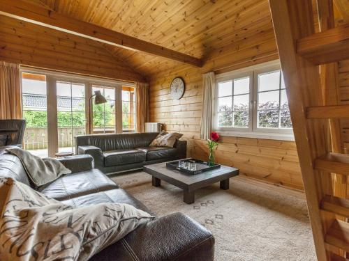 Cosy wooden chalet with private garden的休息区