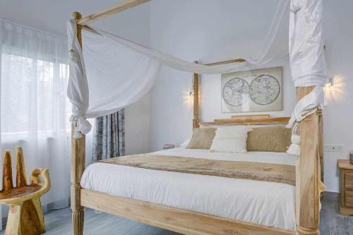 拉奥利瓦La Oliva Dreams luxury villa的卧室配有带白色床单的天蓬床