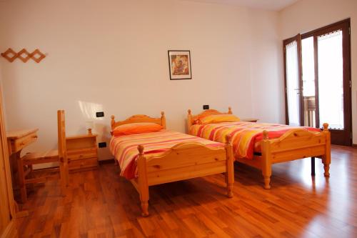 FannaSentiero Valinis的铺有木地板的客房内的两张床