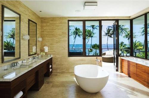 多拉多Residences at Dorado Beach, a Ritz Carlton Reserve的大型浴室设有大浴缸,享有海景。