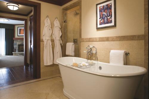 范尔范尔四季度假酒店的浴室配有大浴缸和墙上的浴袍