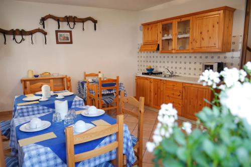 FannaSentiero Valinis的一间带桌椅的用餐室和一间厨房