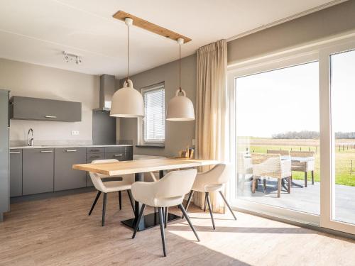 德科克斯多普fantastic bungalow on Texel的厨房以及带桌椅的用餐室。