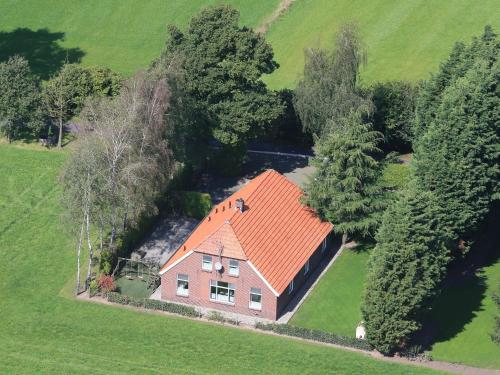 NeedeDetached farmhouse with play loft的享有橙色屋顶房屋的顶部景色