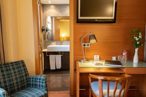 维克J.巴尔姆斯维克酒店的酒店客房配有书桌和椅子