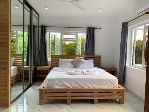 普拉兰CAM Getaway Villa的一间卧室配有一张床和一面大镜子