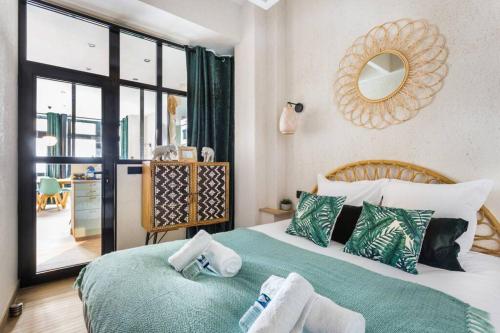 巴黎HSH Alexandre Dumas Lovely Apartment 2BR-6P的一间卧室设有两张床,墙上设有一面镜子
