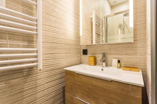 巴黎HSH Alexandre Dumas Lovely Apartment 2BR-6P的一间带水槽和镜子的浴室