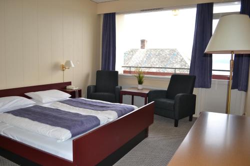 巴里斯川米缇恩斯酒店的酒店客房设有一张床、两把椅子和一扇窗户。
