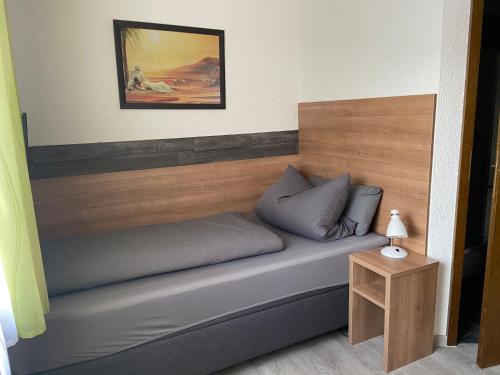 多瑙沃特Hotel M&S garni的一张位于带木制床头板的房间的床铺