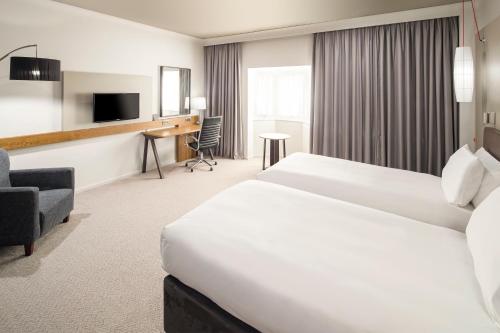 索利赫尔索利赫尔假日酒店的配有一张床和一张书桌的酒店客房