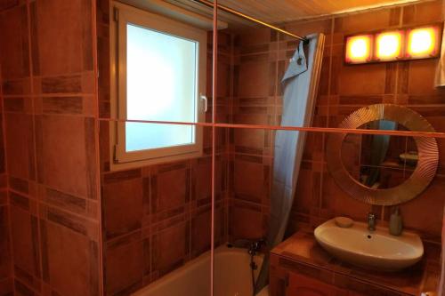 圣皮耶尔代勒福尔卡Appartement T3 en RDC 54 m2 avec balcon的带淋浴、盥洗盆和镜子的浴室