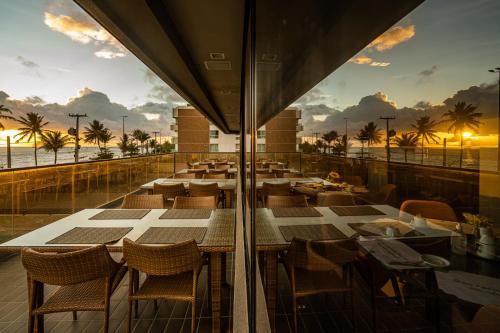 若昂佩索阿哈德曼普拉亚酒店的一间设有桌椅的海洋餐厅