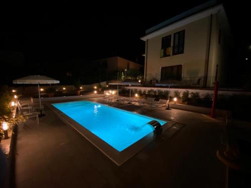 切法卢玛格丽塔别墅酒店的夜间在院子里的游泳池