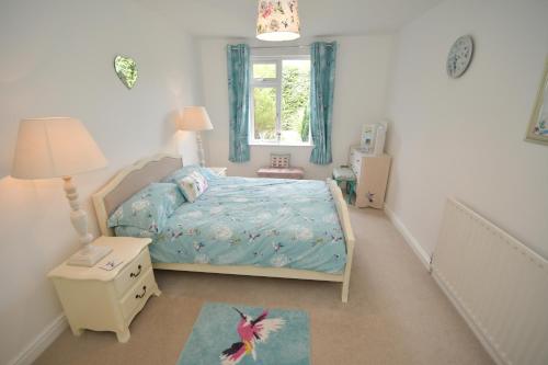 伍德哈尔温泉水疗Hare Lodge的一间小卧室,配有床和窗户