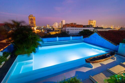 卡塔赫纳La Passion by Masaya的一座蓝色的游泳池,位于一座建筑的顶部
