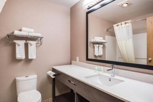 米苏拉米苏拉品质套房酒店的一间带水槽、卫生间和镜子的浴室