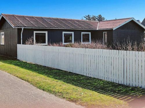 乌尔夫堡6 person holiday home in Ulfborg的前面有白色围栏的房子