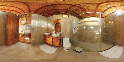 米萨华丽港Ama Ecolodge的一间带两个盥洗盆的浴室和一个卫生间