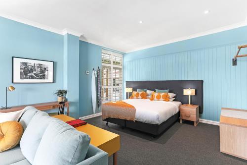 悉尼Coogee Bay Hotel的酒店客房,配有床和沙发