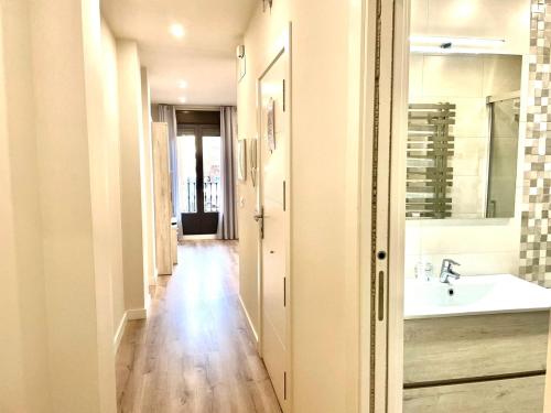 阿兰达德杜洛Apartamentos Aranda - La Villa的走廊上的浴室设有水槽和镜子
