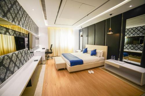 班加罗尔BNGV Mystic Premier Hotel的一间卧室配有一张特大号床和一台电视