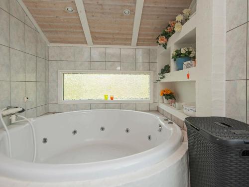 8 person holiday home in Glesborg的一间浴室