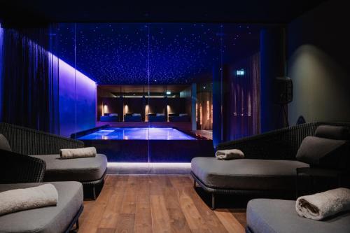 沃瑟姆阿尔伯格Berghotel Biberkopf的蓝色灯光的房间的游泳池