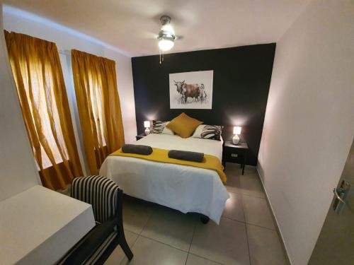 圣卢西亚South seas safari @ The Bridge apartments的一间卧室配有一张黄色毯子床