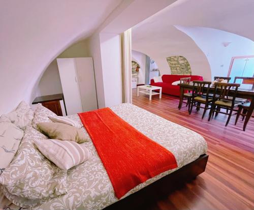 塔尔奎尼亚B&B Chiostro San Marco的一间卧室设有一张床和一间用餐室
