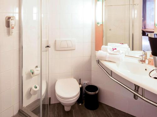 波兹南波兹南斯塔勒米亚斯托宜必思酒店的一间带卫生间和水槽的浴室