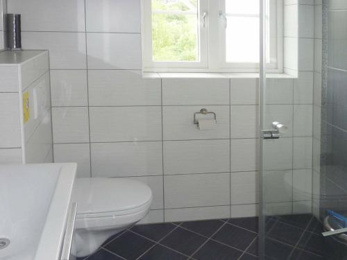 BygstadFour-Bedroom Holiday home in Bygstad 1的白色的浴室设有卫生间和窗户。