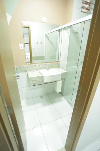圣路易斯Valen Porto Hotel São Luís的白色的浴室设有水槽和镜子