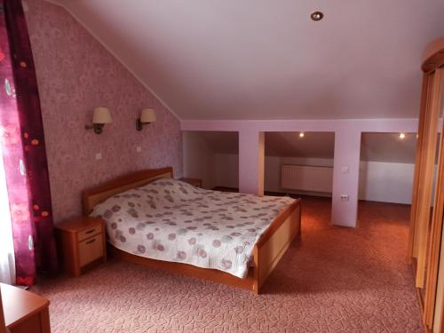 盛翠酒店客房内的一张或多张床位