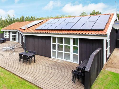 格隆霍10 person holiday home in L kken的甲板上设有太阳能电池板的房子