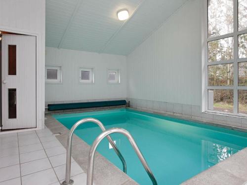 格隆霍10 person holiday home in L kken的客房内的大型游泳池,有蓝色的水