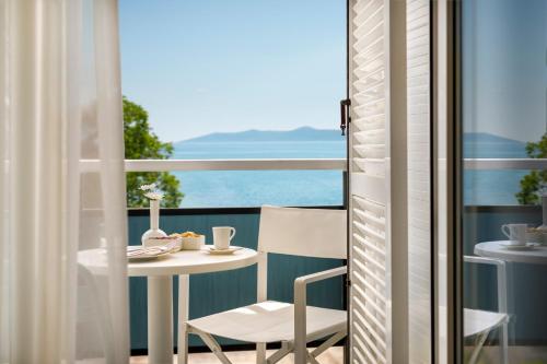 莫什尼卡德拉加Hotel Marina - Liburnia的阳台配有桌椅,享有海景。
