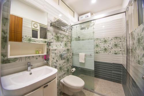 海得拉巴Skyla Serviced Apartments的一间带水槽、卫生间和淋浴的浴室