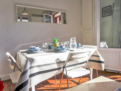 比亚里茨Apartment Goélands by Interhome的餐桌,配有白色和黑色的桌布