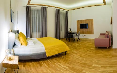 图尔达Pensiunea Salina Gymnasium的一间卧室设有一张床和一间客厅。