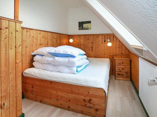 斯瓦讷克Two-Bedroom Holiday home in Svaneke 4的一间卧室配有带枕头的床