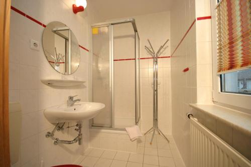 克劳斯多夫Pension Schwalbenhof的白色的浴室设有水槽和淋浴。