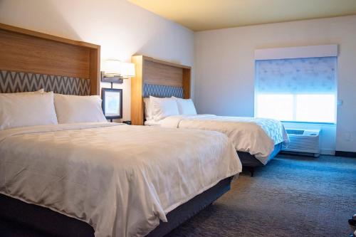Holiday Inn & Suites - Savannah Airport - Pooler, an IHG Hotel客房内的一张或多张床位