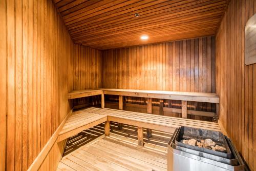 蒙特朗布朗La Tour des Voyageurs II的空空的桑拿浴室设有木墙和木地板