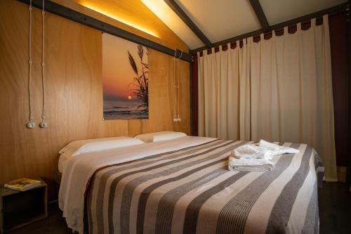 GranitolaWindresort的酒店客房,配有带毛巾的床